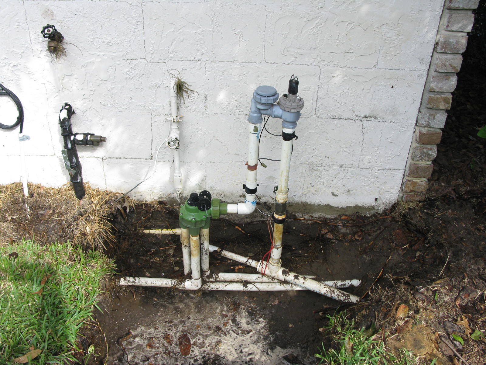 http://www.pro-sprinkler.com/wp-content/uploads/2012/11/anti-siphon-backflow-preventer-valves.jpg